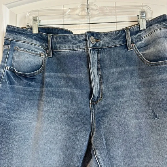 PLUS HIGH RISE skinny jeans in light wash, with distressed details, peti… - Picture 2 of 9